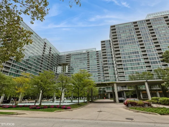 9725 Woods Dr Unit 518, Skokie, IL 60077