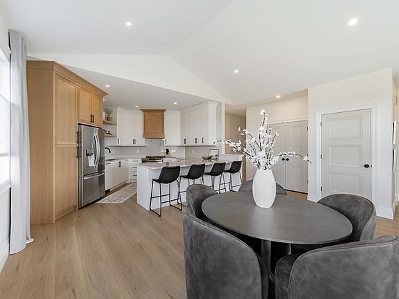 3rd image of 8079 Wascana Gardens Cres