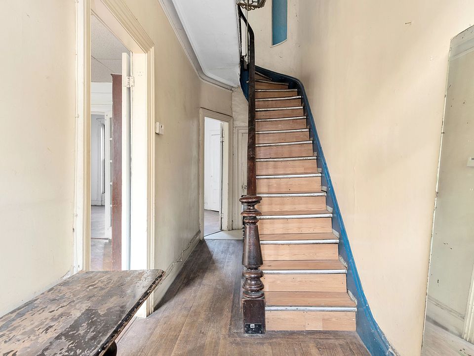 1st image of 126 Ryerson St