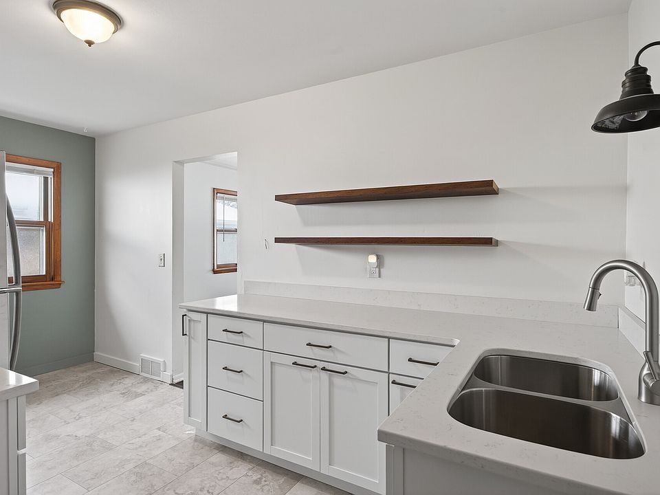 Updated kitchen- new quartz countertops and cabinets!