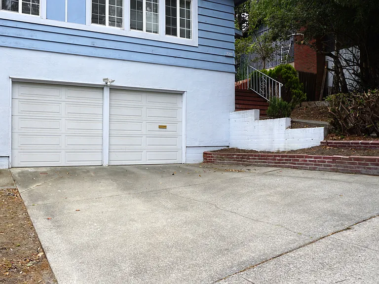 2201 Evergreen Dr — Photo 2