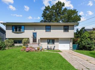 9 Tarkington Rd, Holbrook, NY 11741