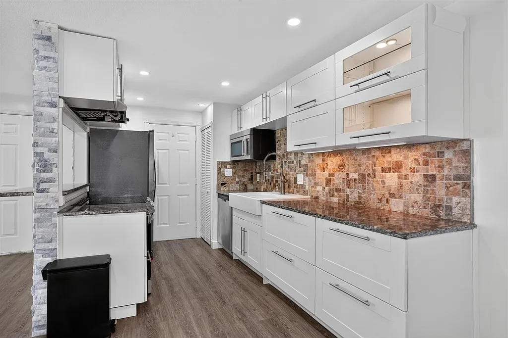 2 bed, 2.0 bath, 936 sqft, $3,200 — Photo 3