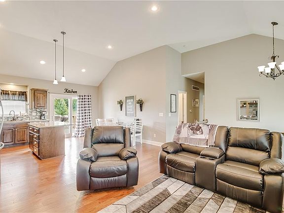 5th image of 1011 SW Powell Dr