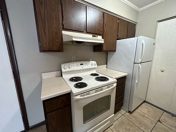 2nd image of 5615 Aspen Dr #E