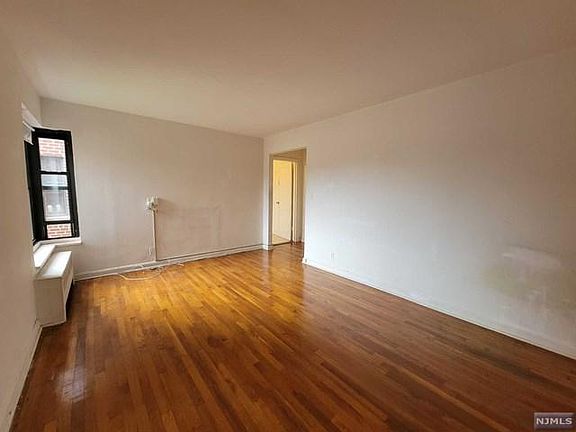 2nd image of 2339 Hudson Ter APT C3