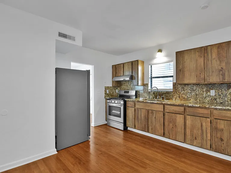 325 S Alarcon St — Photo 15