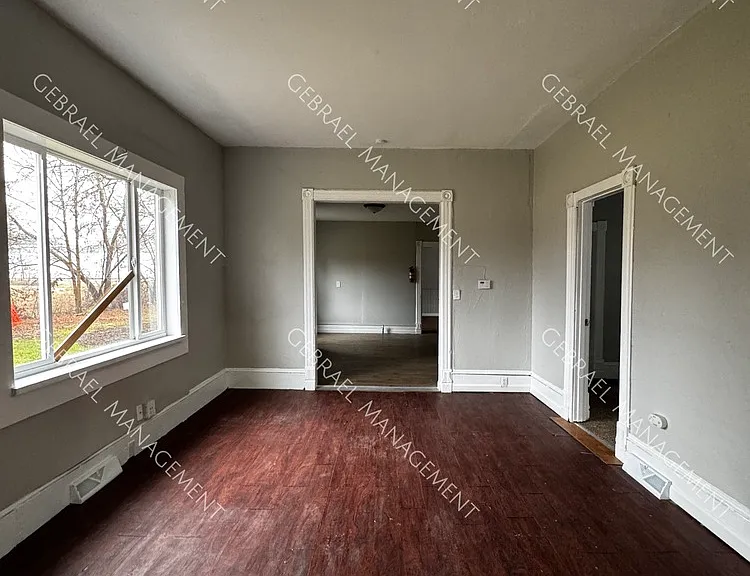 1344 Gage St — Photo 4