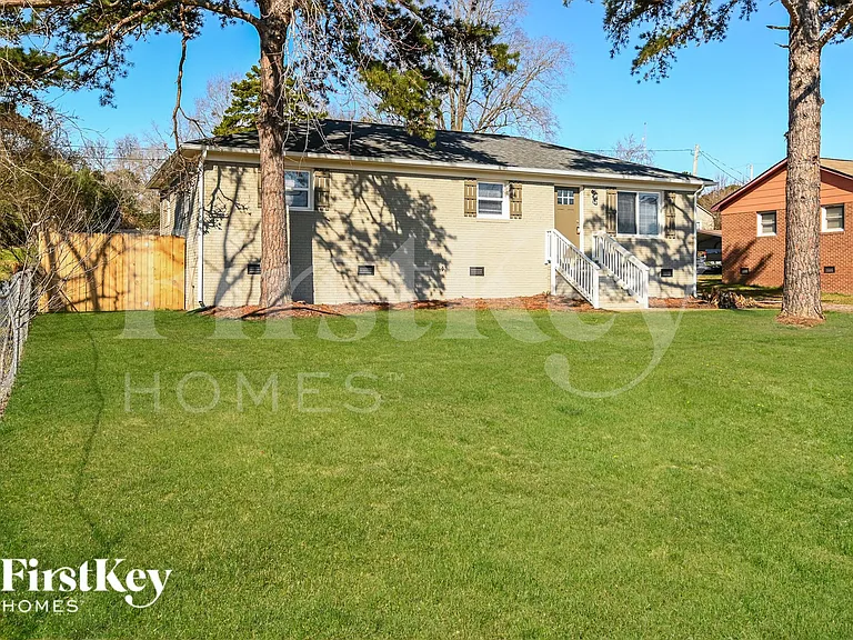 1903 Ashcraft Ave — Photo 2