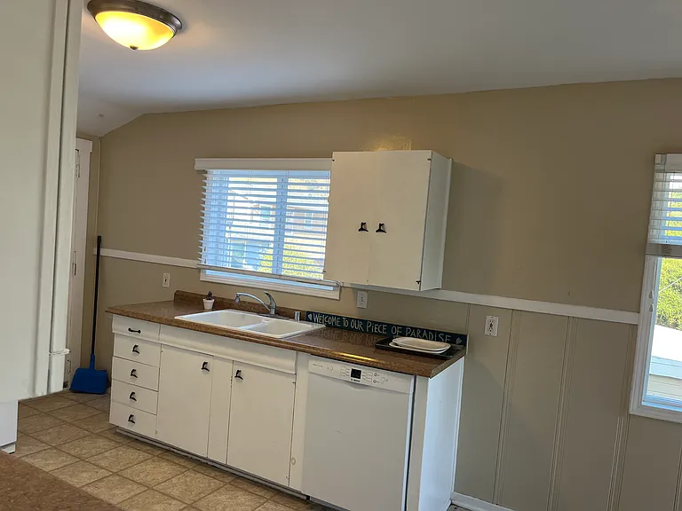 251 Laurel St — Photo 5