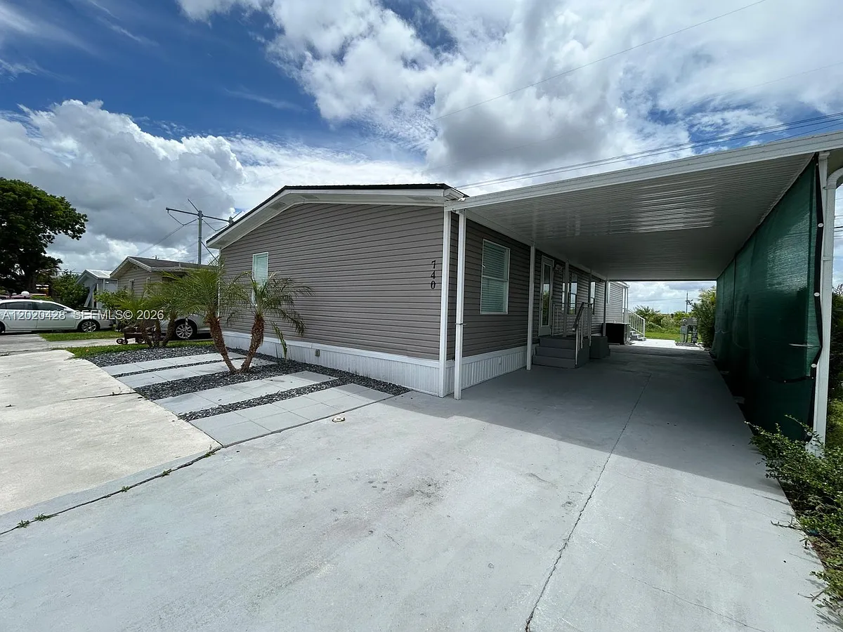 Building Photo - 740 NW 219th Ave #1