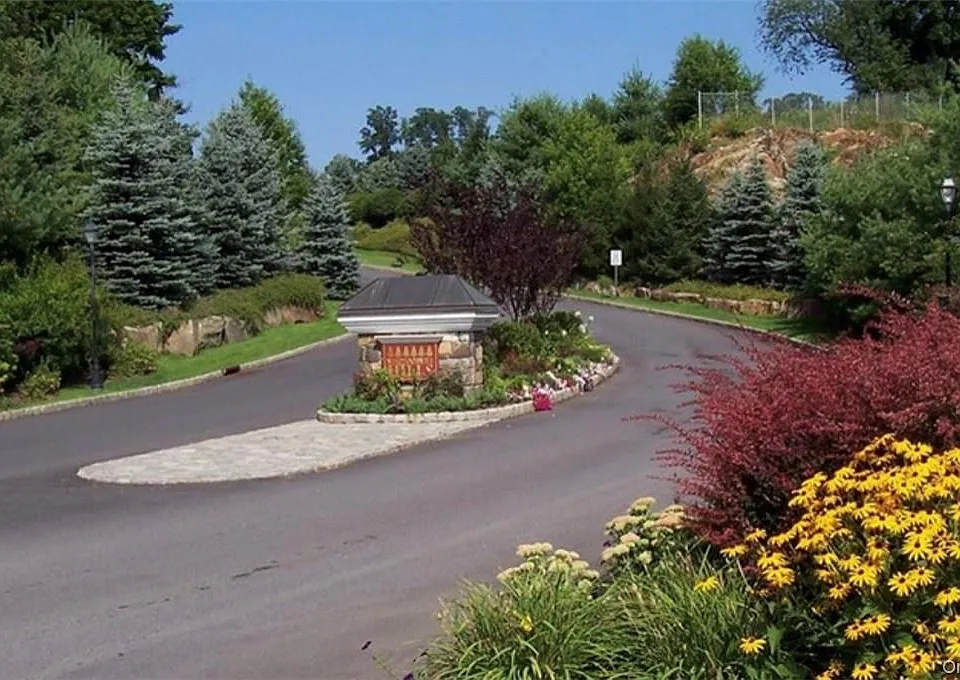 7 Hopkins Ln