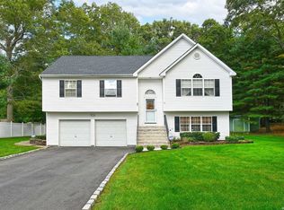 7 Little Treasure Dr, Medford, NY 11763