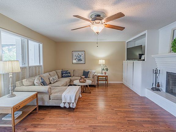 5th image of 2402 Lindenwood Dr