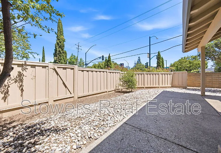 2033 Raphael Ct — Photo 38