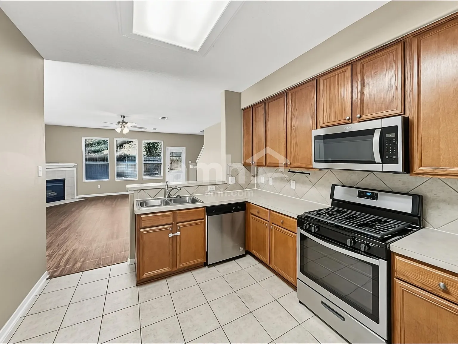4 bed, 2.5 bath, 2390 sqft, $2,120 — Photo 3