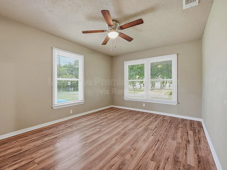 1701 W Elm St — Photo 12