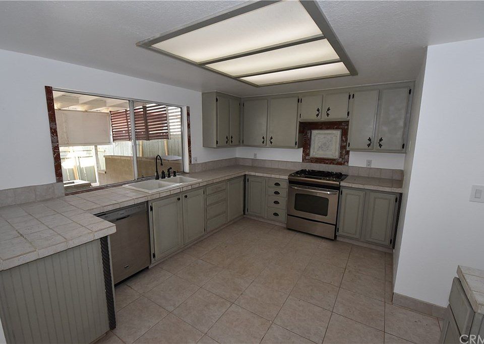 1st image of 582 Parkview Dr