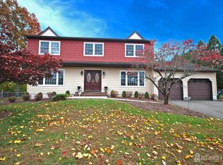 4 Frieda Ln, Kendall Park, NJ 08824