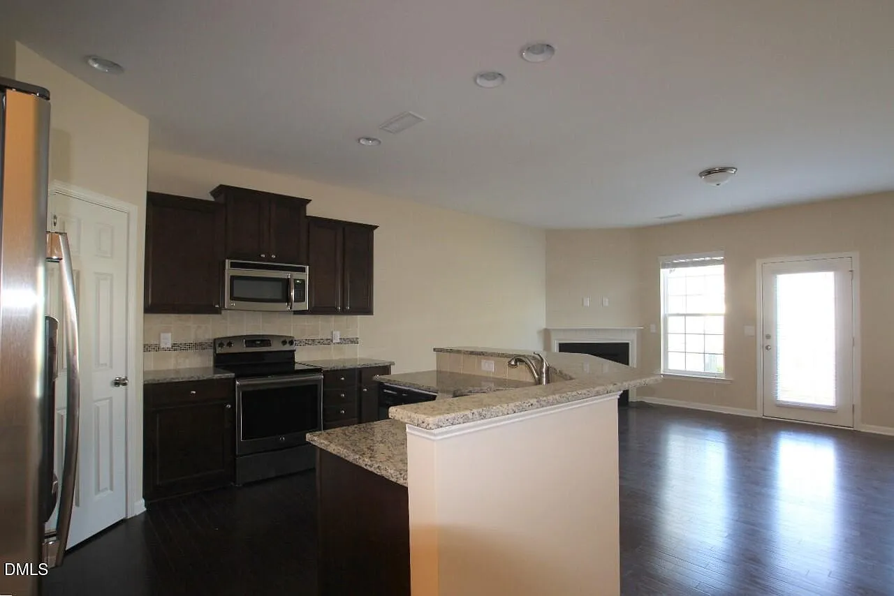 3 bed, 2.5 bath, 1458 sqft, $1,800 — Photo 2