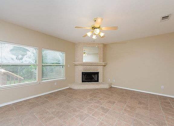 4th image of 2127 Green Oaks Cir