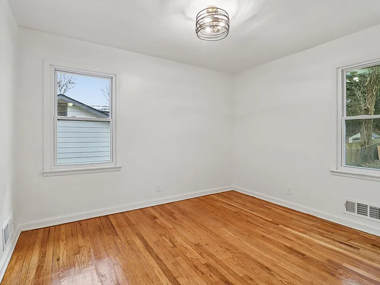 3159 Bobolink Dr — Photo 10
