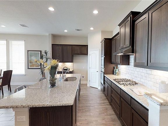 5th image of 232 Lacy Oak Dr