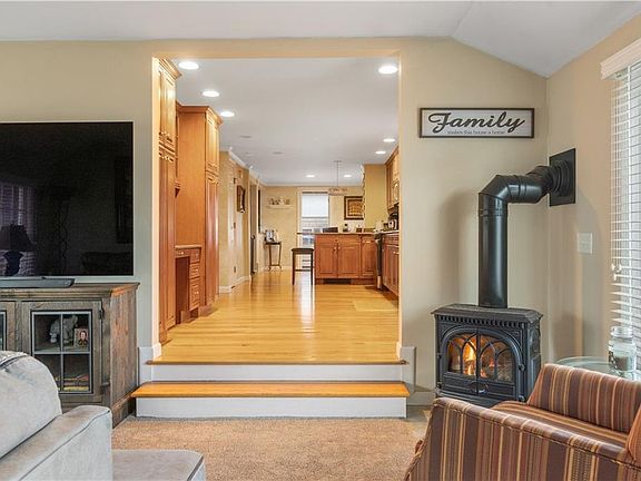 5th image of 34 Bayberry Ln