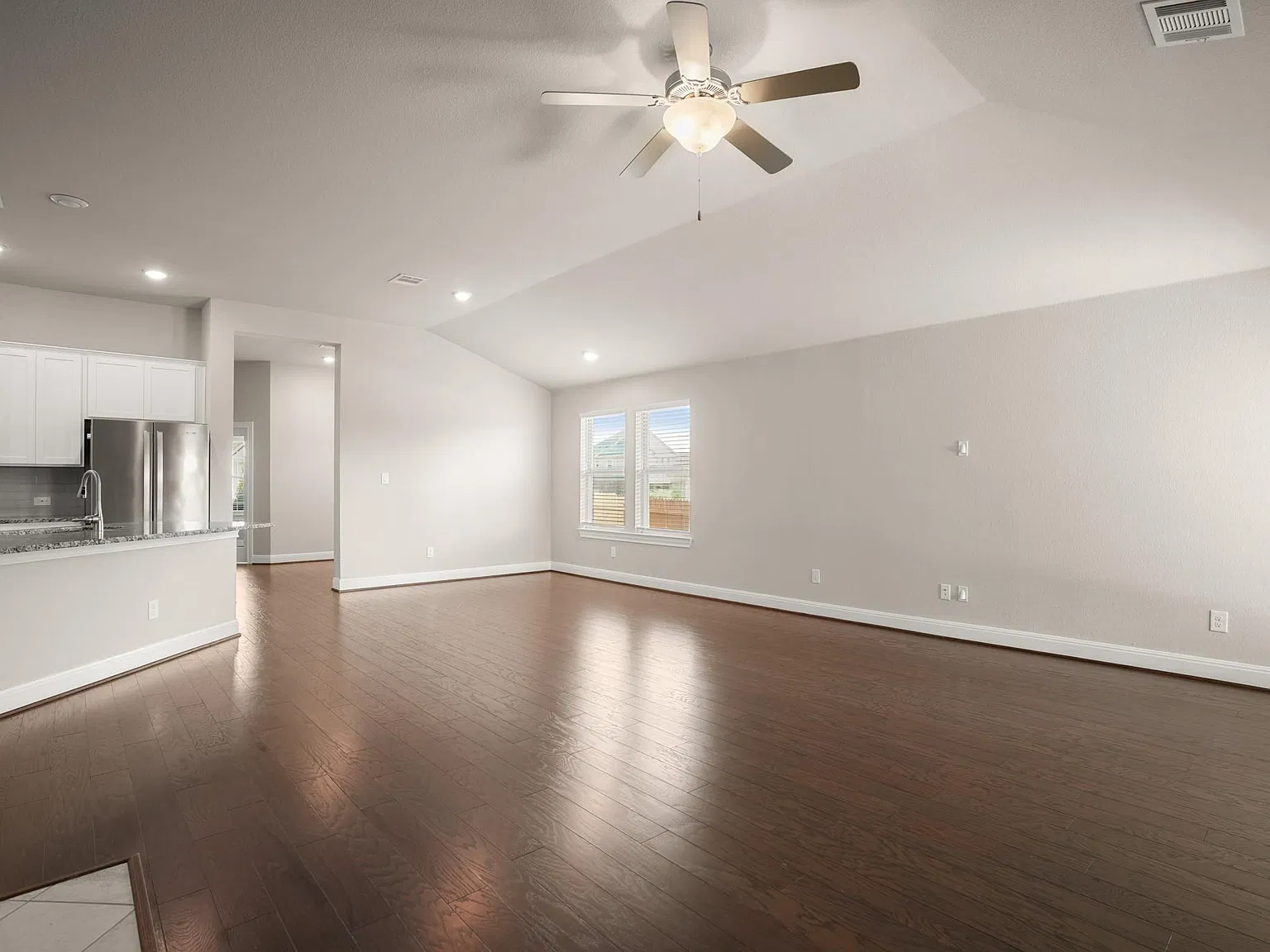 4 bed, 2.0 bath, 2161 sqft, $2,400 — Photo 4