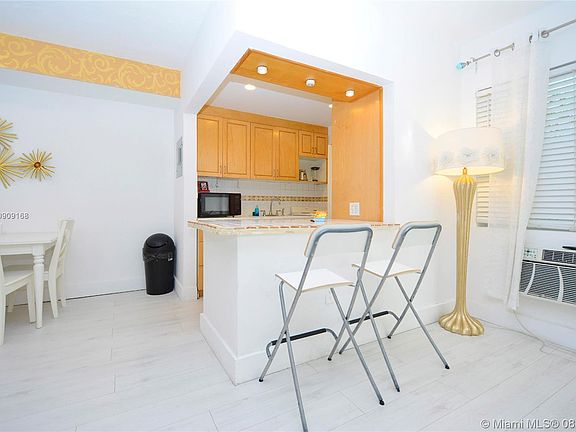 5th image of 421 Collins Ave APT 1