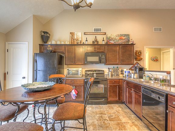 4th image of 718 Silverhill Dr