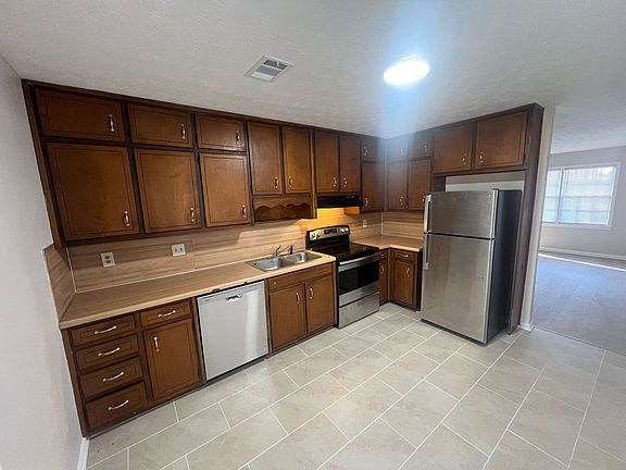 4th image of 492-494 Charleston Ln