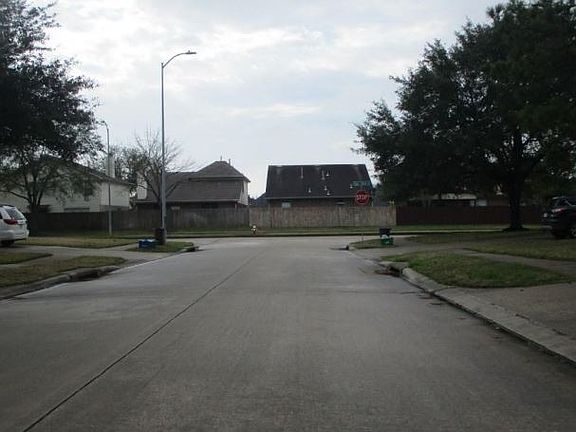 Exterior Neighborhood (street photo)