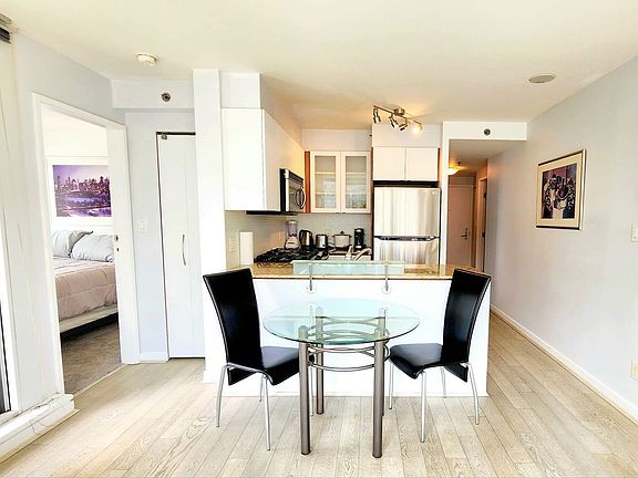 5th image of 822 Seymour St #609