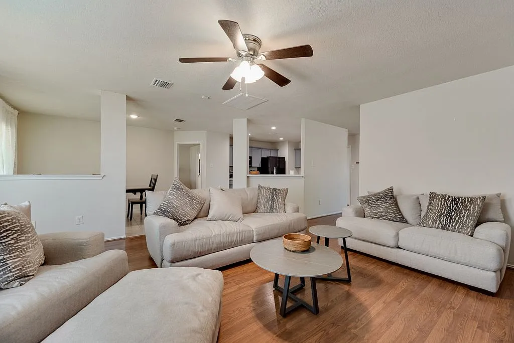 4 bed, 2.5 bath, 2424 sqft, $2,700 — Photo 3
