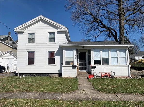 24 State St, Phoenix, NY 13135