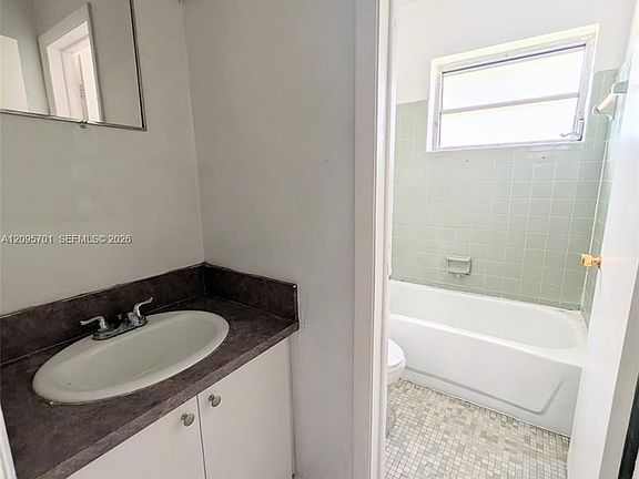 5th image of 63 NE 10th St APT 12