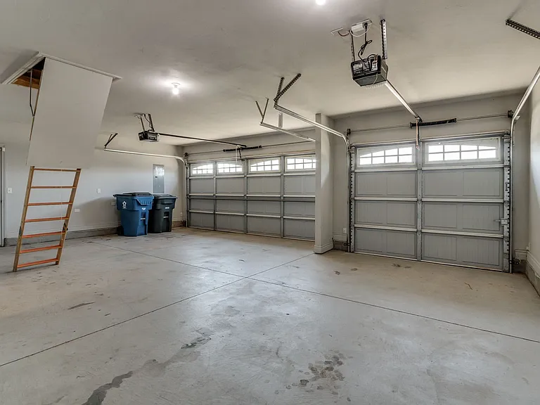 6133 Oxnard St — Photo 46
