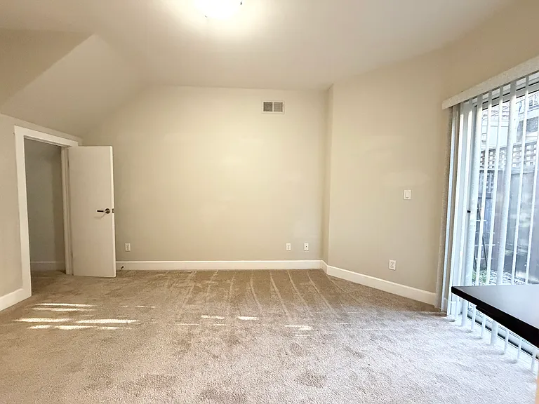1338 Eddy St — Photo 32