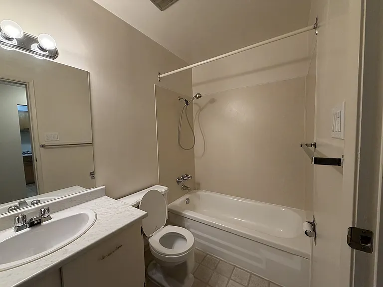 615 Colborne St — Photo 8
