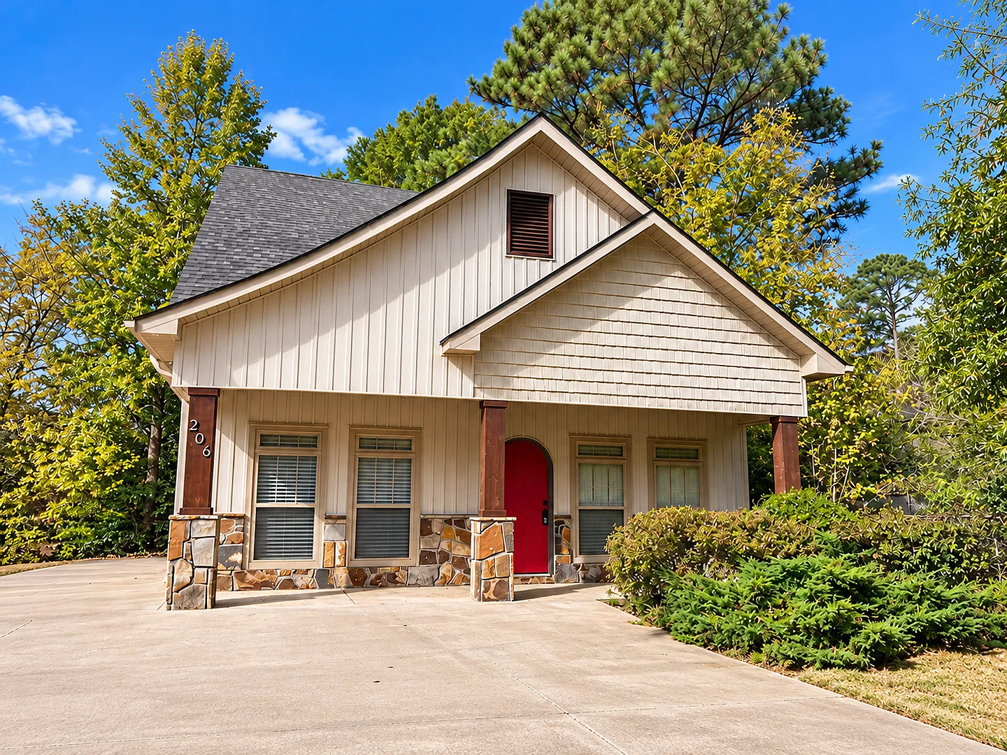 Super Cute 4br/2.5ba In The Heart Of Bryant!! — Photo 1