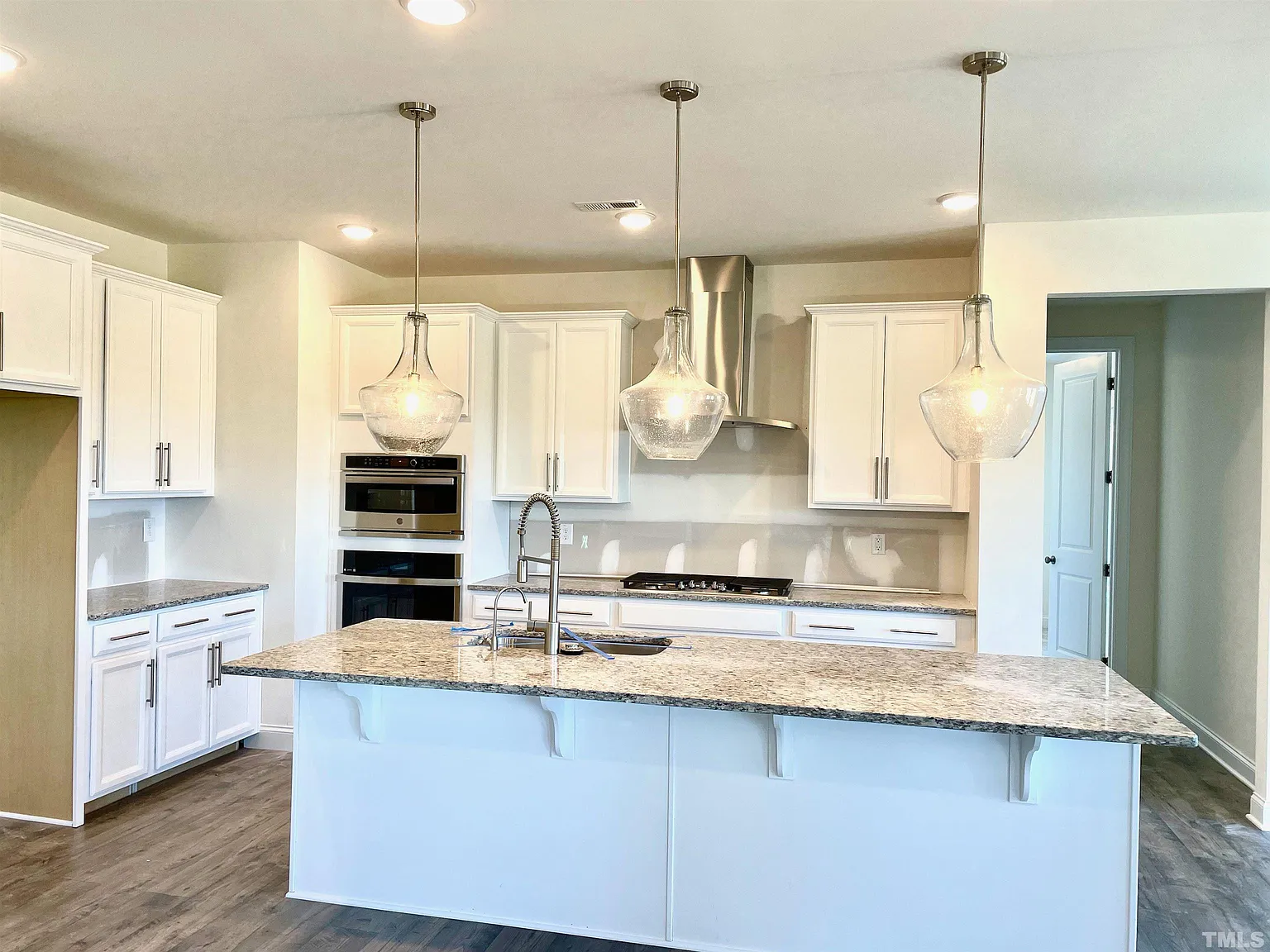 5 bed, 4.5 bath, 3732 sqft, $3,299 — Photo 3