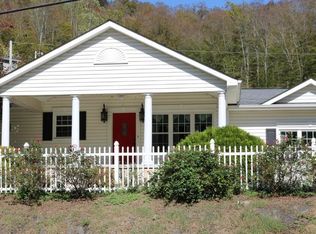 1516 Ky Route 302, Van Lear, KY 41265