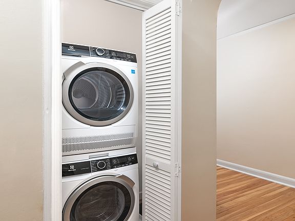 3rd image of 1900 Gough St APT 105