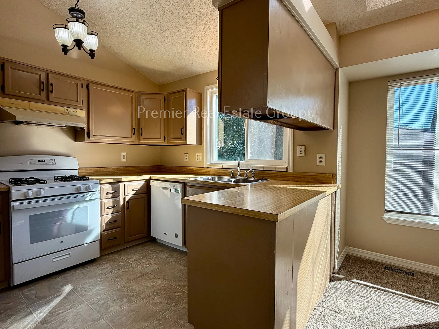 3 bed, 1.5 bath, 1210 sqft, $1,980 — Photo 3