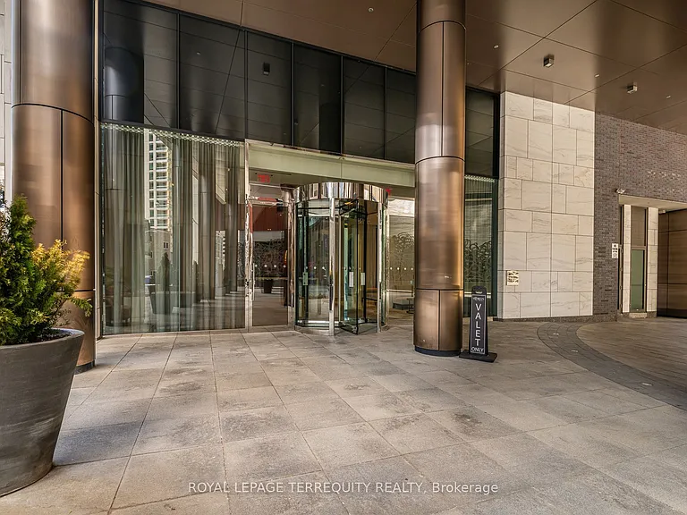 88 Davenport Rd #1704 — Photo 4