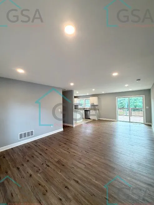 3 bed, 2.5 bath, $1,600 — Photo 2