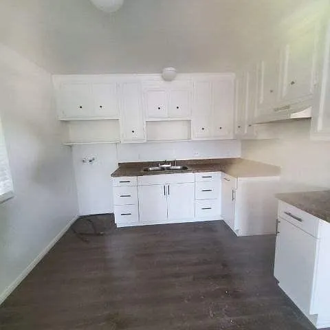216 E 6th St #B — Photo 14