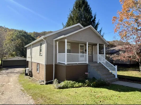 121 Nelson St, Sophia, WV 25921
