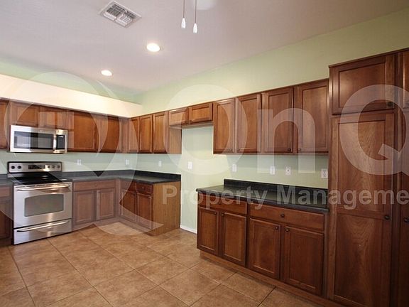 2nd image of 652 W Vineyard Plains Dr